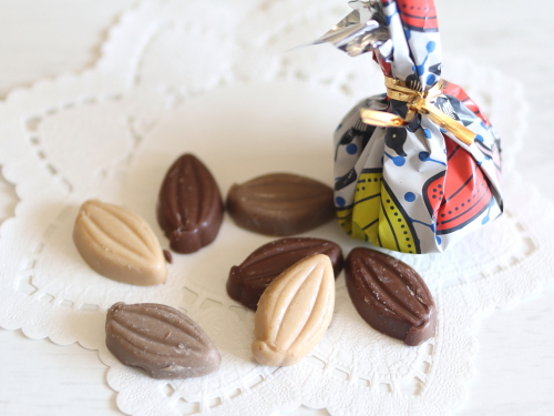 カカオパーニュ ホワイト巾着と中身のチョコ