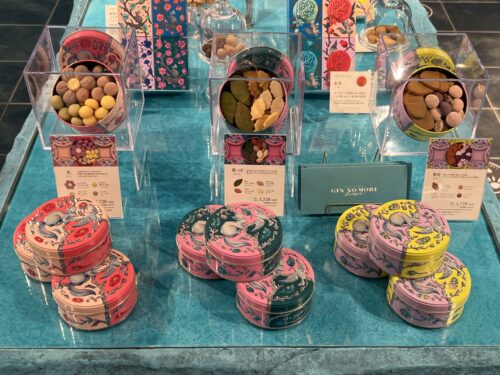 丸缶「夜の森」の中身のクッキーサンプルと商品説明カード