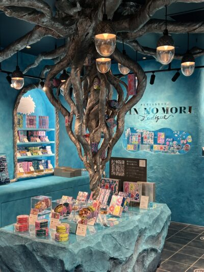 栄HAERA地下1階にあるPATISSERIE GIN NO MORI Ludique（ルディック）の店舗外観と壁面ディスプレイ