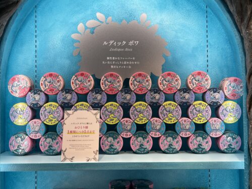 可愛らしいリスと植物が描かれた丸缶クッキー「ルディック ボワ」の展示ディスプレイ